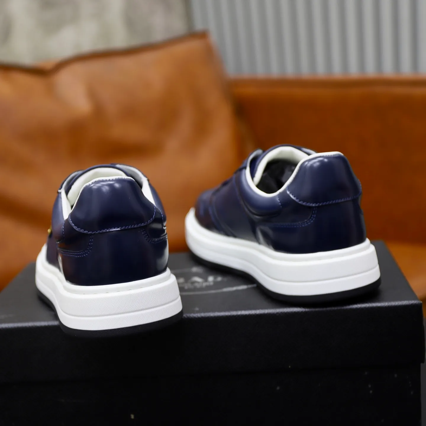 Factory price: 760💰Top original order Brand: PRADA (Prada) Standard code: Men's size 38/44 (45 can be customized) Grade: Same as the official website Material: Original cowhide stitching imported cowhide lining Original combination two-color wear-resistant soft outsole Style category: Leisure and sports version Young fashion European and American trend British style Color: Real picture color
